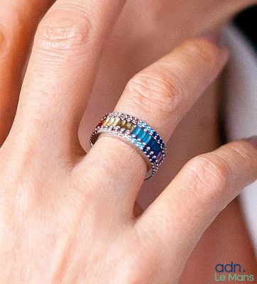 une femme avec une bague au doigt et un téléphone portable à la main