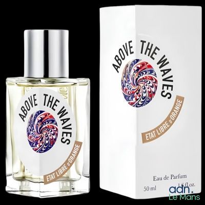 gros plan d'un flacon de parfum à côté d'une boîte