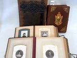 un tas de vieux livres posés sur une table