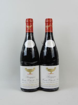 deux bouteilles de vin rouge posées l'une à côté de l'autre sur une table
