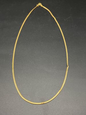 un collier en or sur fond noir