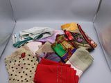 une boîte contenant de nombreux types de vêtements différents