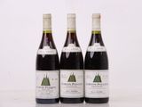trois bouteilles de vin sont alignées sur une table