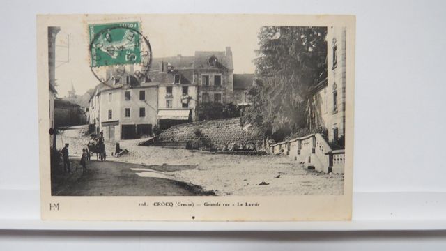 Crocq : Grande rue-Le Lavoir. HM 208. TBE.