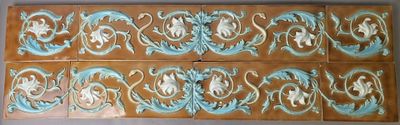 quatre carreaux décorés accrochés au mur