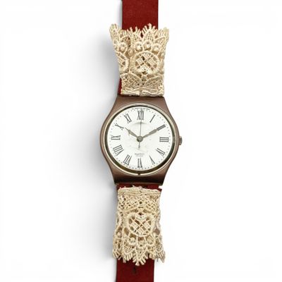 une image d'un gros plan d'une montre-bracelet sur une surface blanche