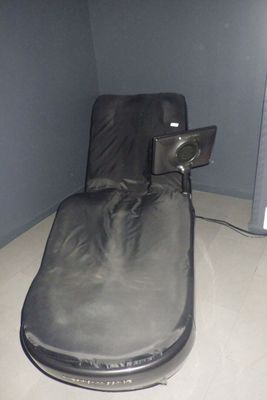 un lit sur lequel est posé un ordinateur portable, dans une chambre
