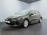 une Toyota Corolla grise garée dans une grande pièce