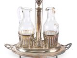 un plateau en argent sur lequel sont posés trois vases en verre
