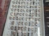 une vitrine sur laquelle sont exposés tout un tas d'outils anciens