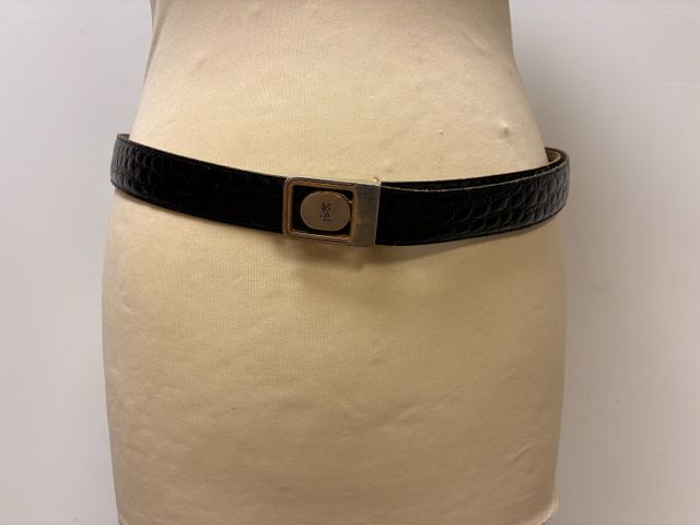 YVES SAINT LAURENT : ceinture en cuir façon croco (longueur 100cm...