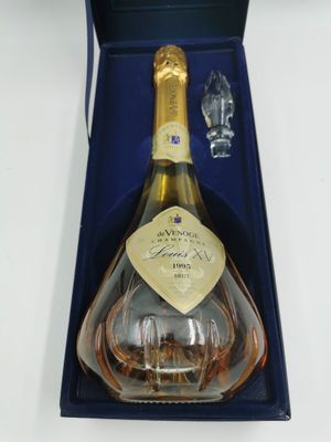 une image représentant une bouteille de champagne dans un coffret bleu