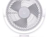 une photo d'un ventilateur de table blanc posé sur un pied blanc