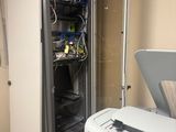 une photo d'une salle informatique dans laquelle se trouve une imprimante