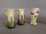 trois vases posés l'un à côté de l'autre sur une table