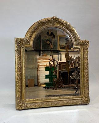 un miroir posé par terre devant un mur blanc