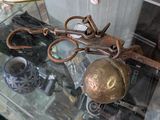 une table en verre sur laquelle sont posés plusieurs objets anciens