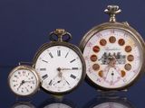 trois types d'horloges différents posés sur une table