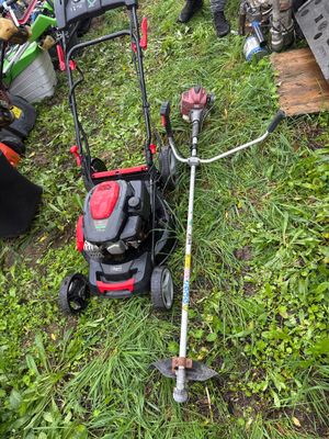 une tondeuse à gazon qui reste dans l'herbe