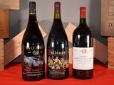 trois bouteilles de vin posées l'une à côté de l'autre sur une table