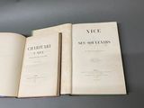 trois livres ouverts posés les uns à côté des autres sur une table