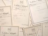 une pile de vieux papiers sur lesquels il y a des inscriptions