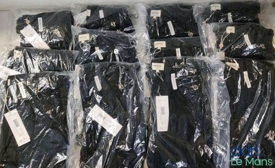 beaucoup de pantalons noirs emballés dans du plastique