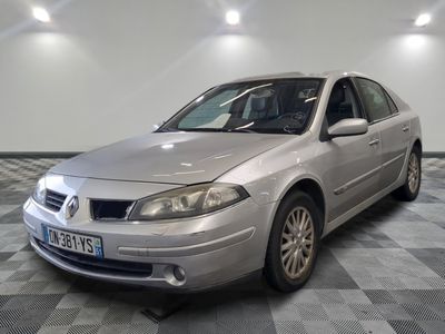 la photo d'une voiture argentée sur un sol en damier