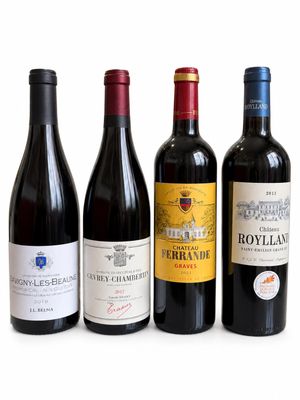 plusieurs bouteilles de vin sont alignées sur une surface blanche