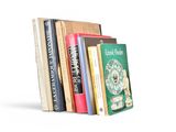 une pile de livres empilés les uns sur les autres sur une surface blanche