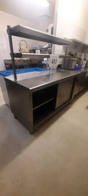 un grand comptoir en acier inoxydable dans une cuisine commerciale
