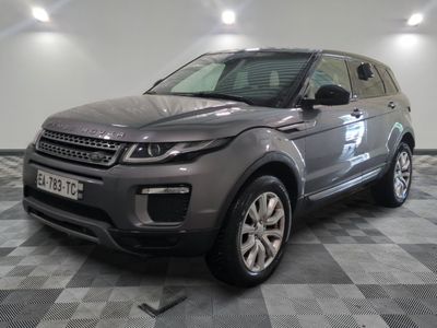 une photo d'une Land Rover grise garée dans un garage
