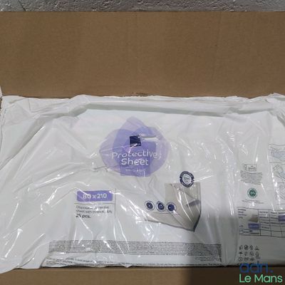 un paquet de papier toilette posé sur une boîte en carton