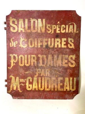 une affiche indiquant « Offre spéciale du salon » et « Coiffures pour James Mc Gaudreau »