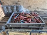 une caisse remplie de vis posée sur une table
