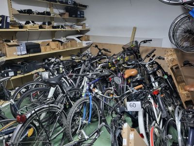beaucoup de vélos qui sont entreposés dans une pièce