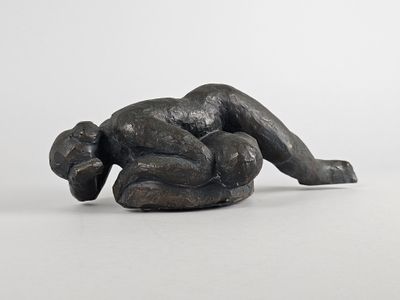 une photo d'une sculpture représentant un homme allongé sur le dos