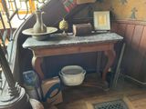 une petite table sur laquelle se trouvent un bol et un vase