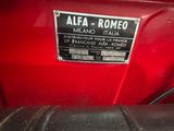 une plaque à l'arrière d'une moto sur laquelle est inscrit « Alfa Romeo »