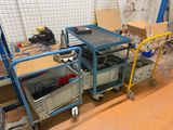 un chariot sur lequel est posé une table, dans un garage