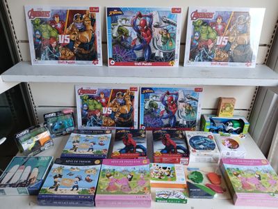 de nombreux livres pour enfants sur les étagères de la pièce