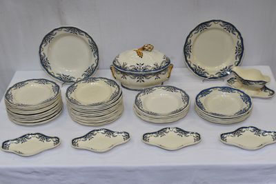 LUNEVILLE-FRANCE, Service de vaisselle en faïence comprenant…