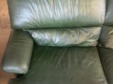 fauteuil inclinable en cuir vert avec repose-pieds et accoudoirs assortis