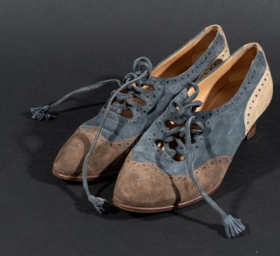 Hermès Chaussures. Hermès. Paire de chaussures en daim trois…