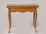 une vieille table en bois surmontée d'un tiroir