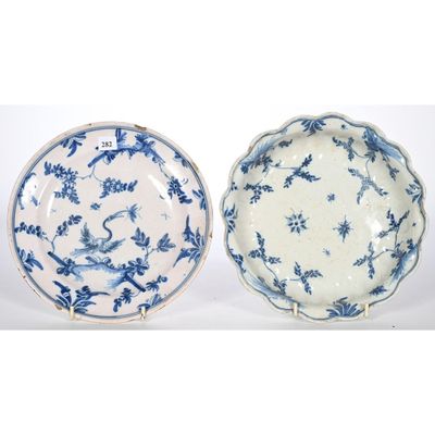 deux assiettes bleues et blanches ornées d'oiseaux et de fleurs