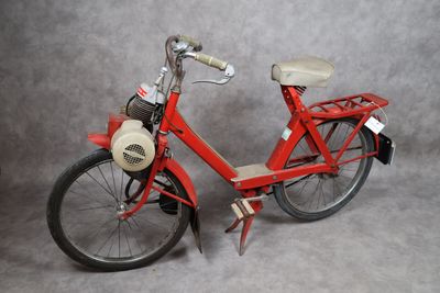 un vélo rouge avec un panier à l'arrière