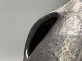 un gros plan sur une sculpture représentant une tête de cheval