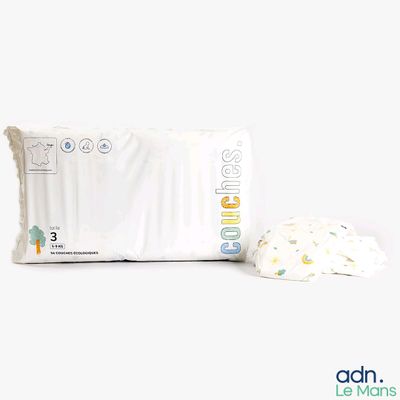 une photo représentant un paquet de couches et un oreiller sur fond blanc