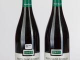 deux bouteilles de vin posées l'une à côté de l'autre sur une table